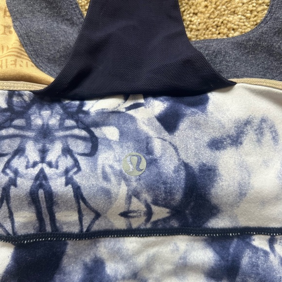 Lululemon - Picture 3 of 3